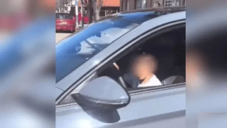 Un nene de 10 años fue grabado mientras conducía un auto de alta gama