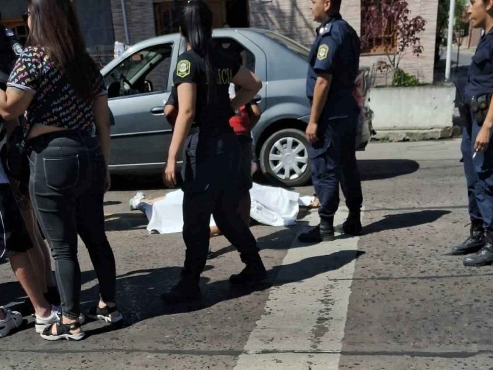 Un policía de civil iba en el auto con su esposa, lo asaltaron y mató a un ladrón de un tiro en el pecho