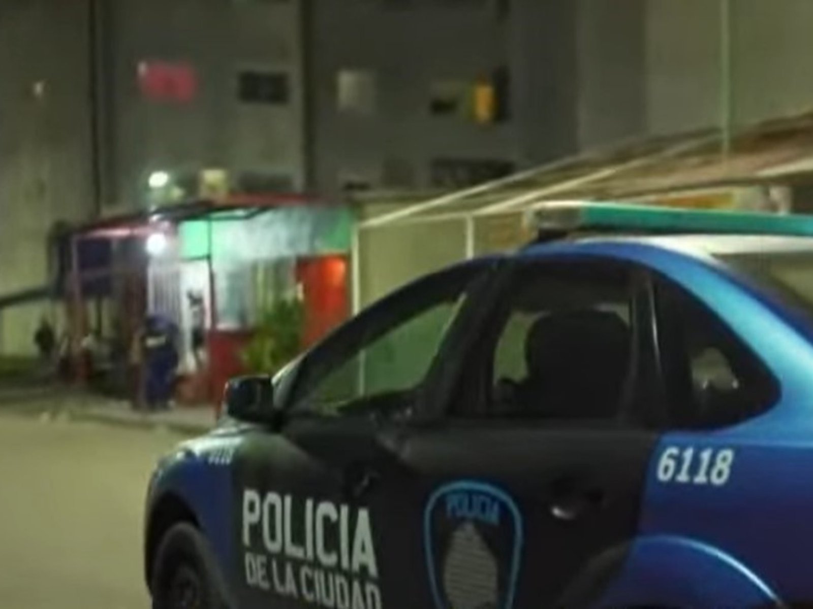 Un subcomisario de la Policía de la Ciudad recibió un balazo en el cuello mientras perseguía a un sospechoso y está grave