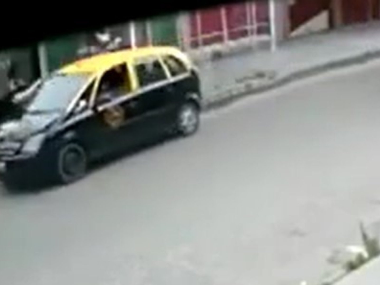 Un taxista atropelló e hizo volar por los aires a una mujer con su bebé en brazos: “Estamos vivos de milagro”