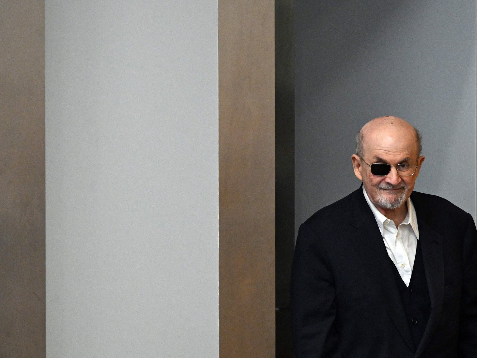 Un vacío legal terminó con el veto del libro de Salman Rushdie en India