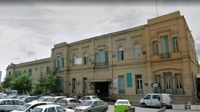 Una joven denunció que dos delincuentes la violaron delante de sus hijos