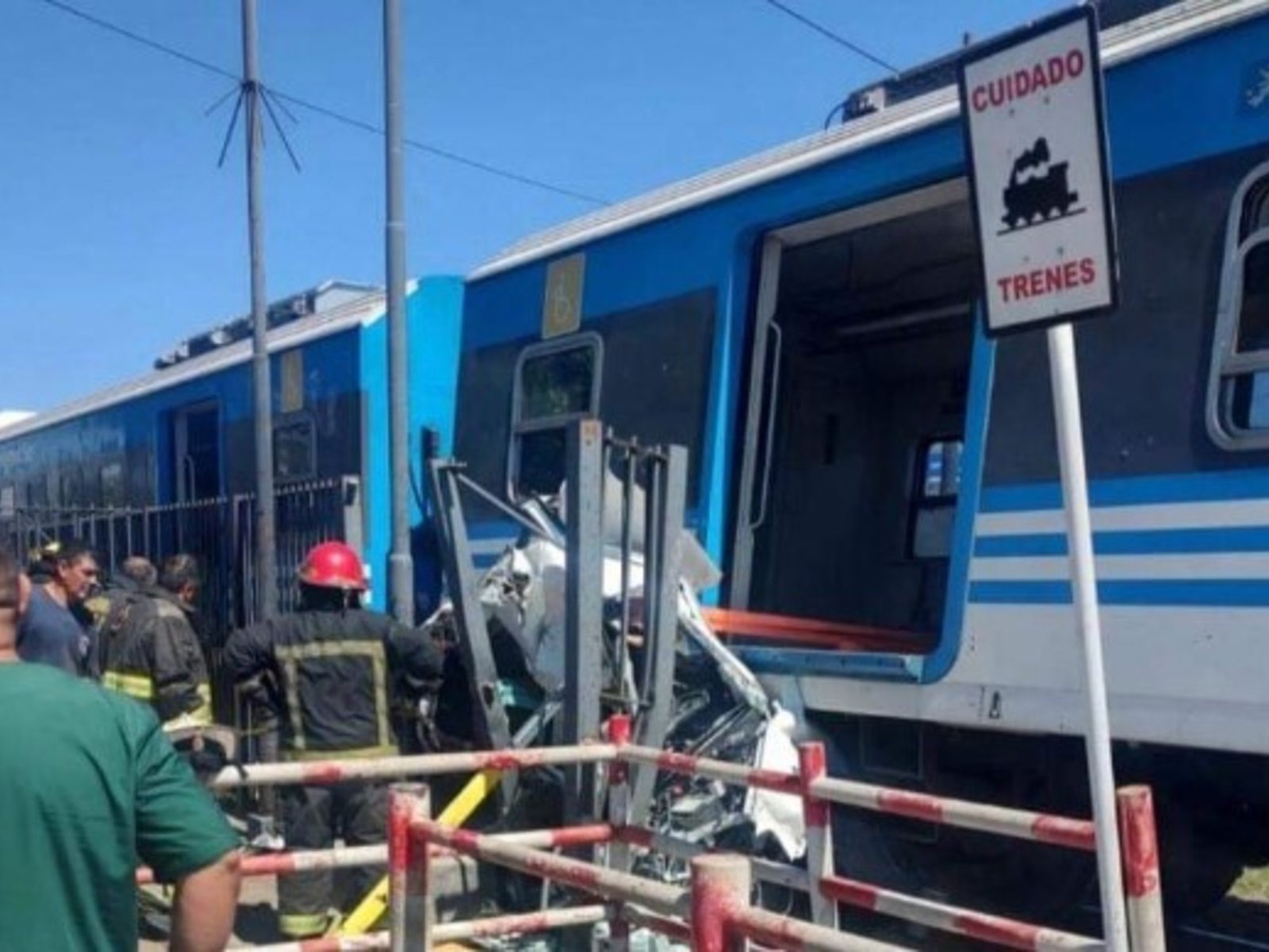 Una mujer murió arrollada por un tren en Laferrere tras pasar con su auto con la barrera baja