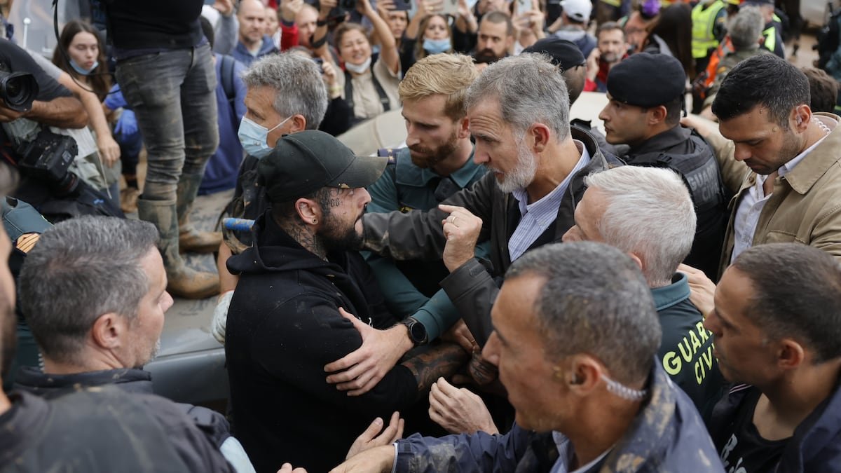 Vídeo | Tensión en Paiporta durante la visita de Felipe VI, Sánchez y Mazón | Vídeos