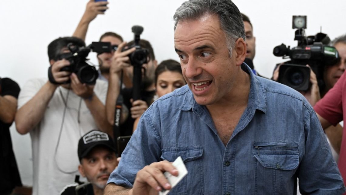 Votó Yamandú Orsi y llamó a “no perder la esperanza en que la política vale la pena”