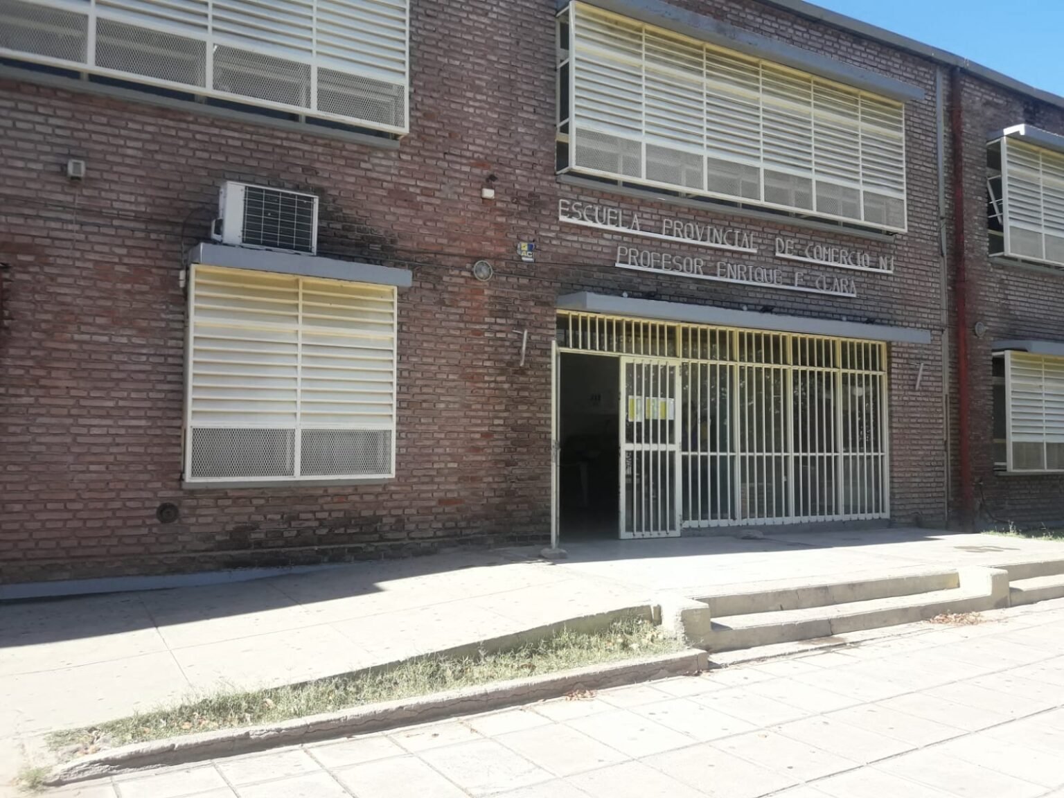 La escuela Provincial de Comercio N°1 cumple su segundo día sin clases por falta de agua