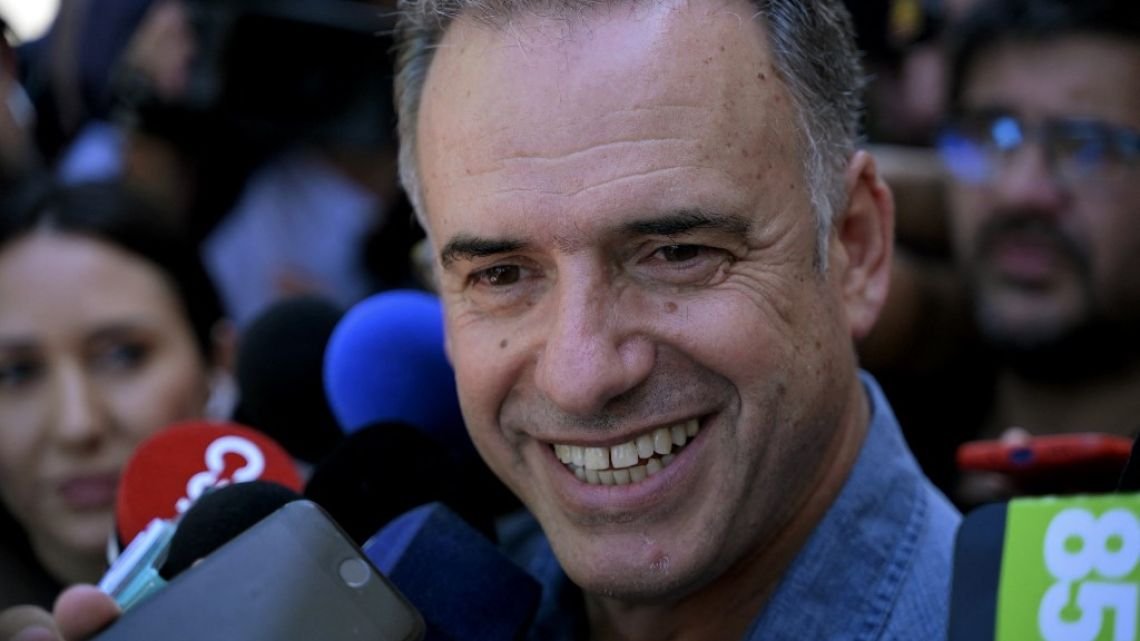Yamandú Orsi ganó el balotaje en Uruguay, según las primeras proyecciones de encuestadoras
