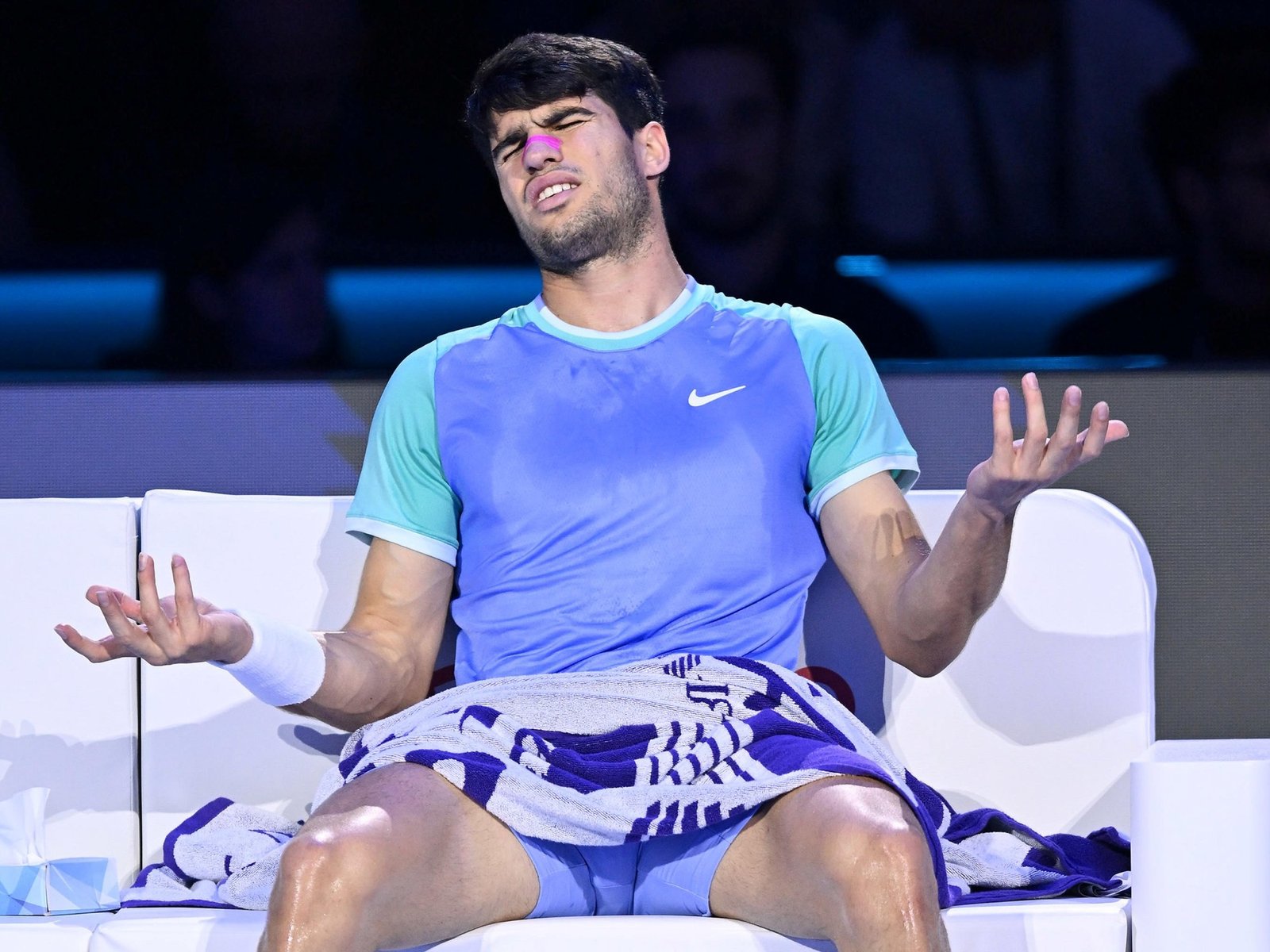 Zverev fue implacable y dejó frustrado al español, que rompió una raqueta