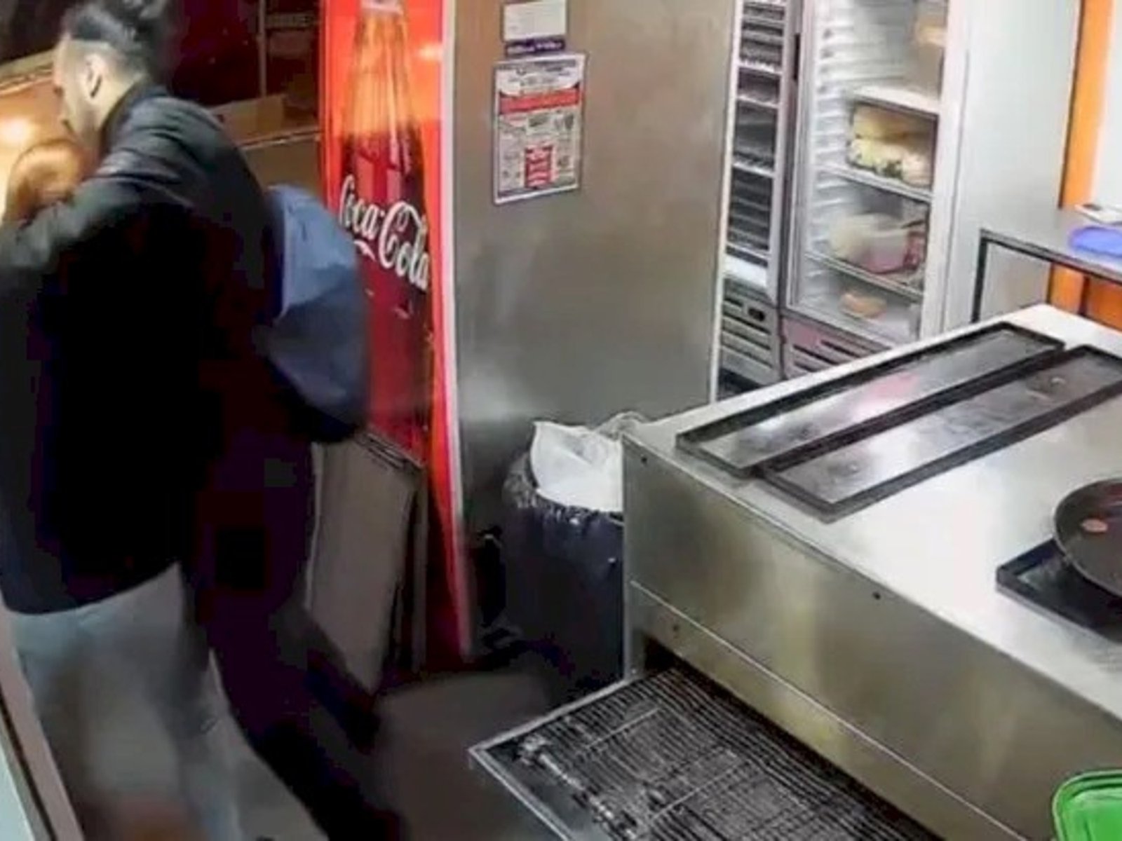 apuñaló a su expareja en una pizzería y luego trató de quitarse la vida