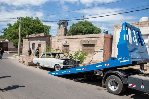La Municipalidad continúa la remoción de vehículos abandonados en la vía pública