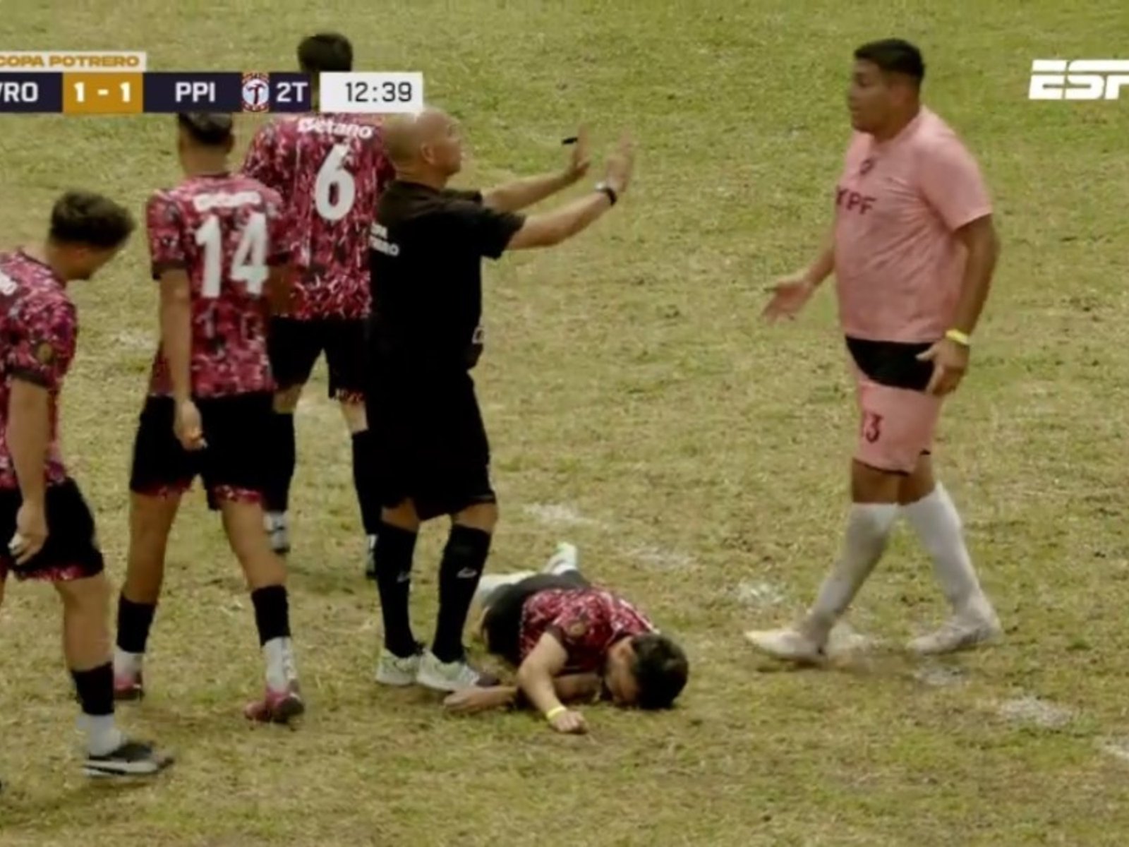 chocó contra un rival y quedó inconsciente en el piso