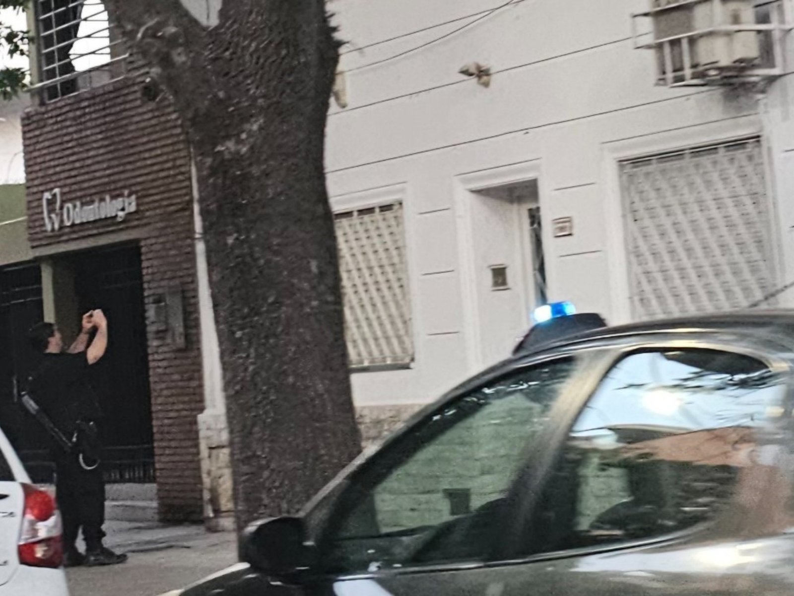 cinco disparos impactaron en el frente de una casa