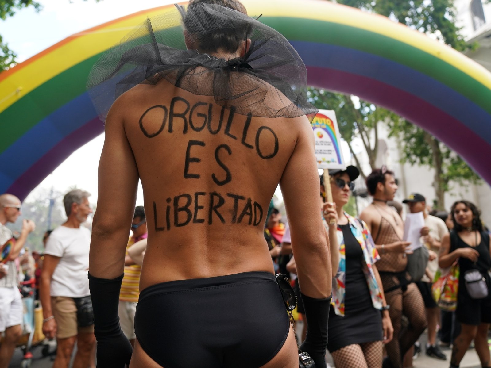 con un fuerte tono político, la comunidad LGBT reclama de Plaza de Mayo al Congreso