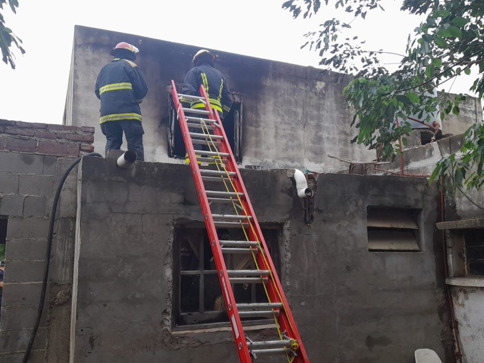 creen que su padrastro la abusó, asesinó y prendió fuego la casa para tapar todo