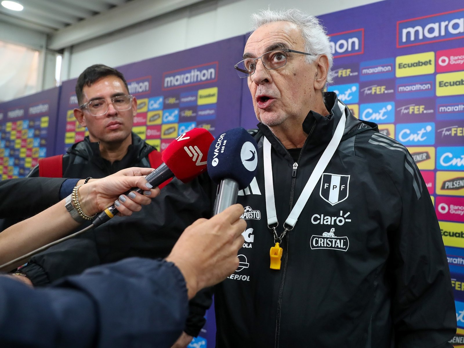 el DT de Perú se enfrentó a la Policía horas antes del partido con la Argentina
