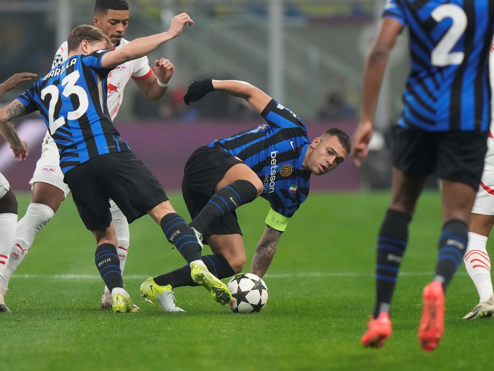 el Inter de Lautaro sigue invicto, doblete de Retegui en Atalanta, el PSG se hunde y Lewandowski al club de Messi y Cristiano Ronaldo