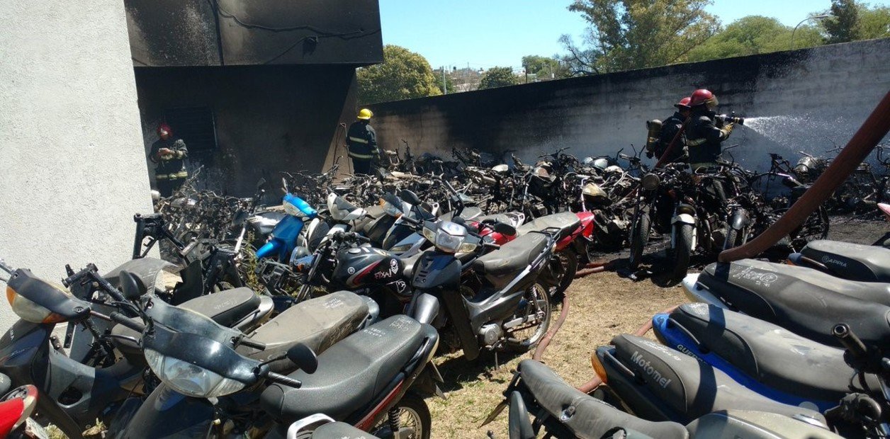 el asado en la comisaría que terminó con 79 motos quemadas