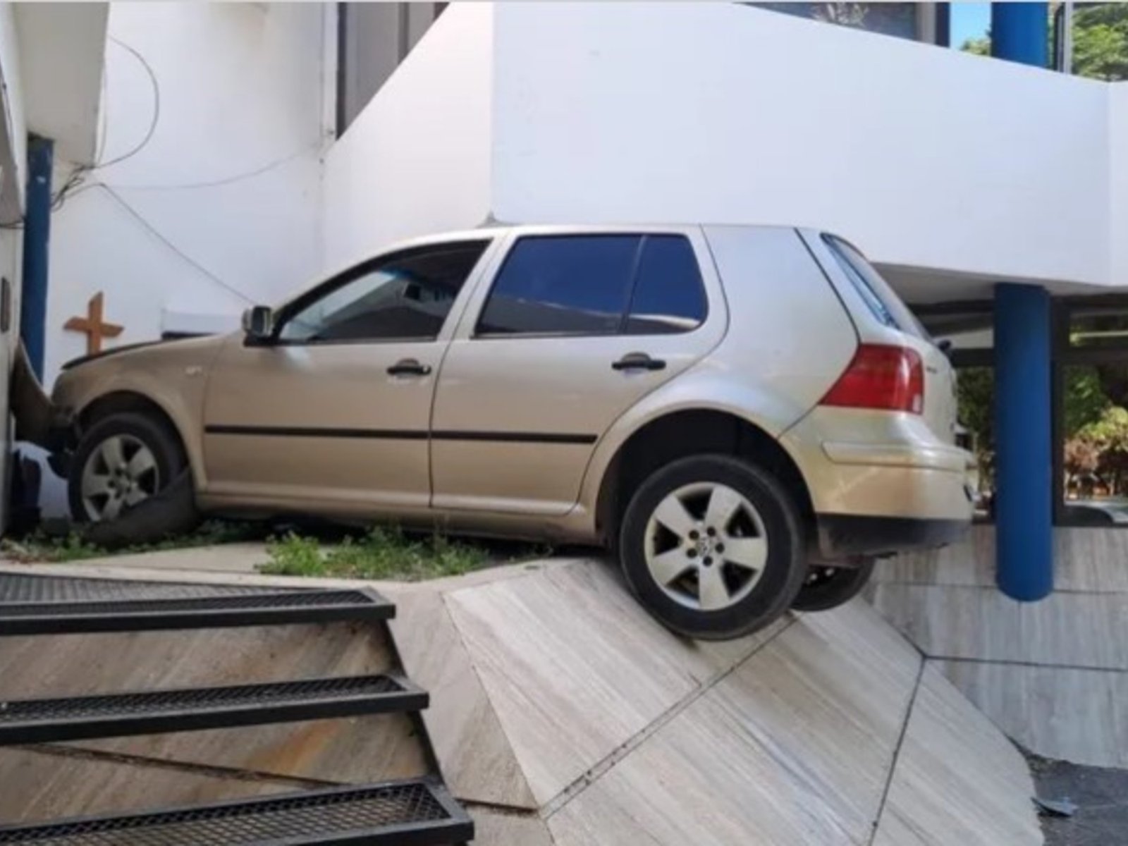 el increíble lugar donde quedó el auto