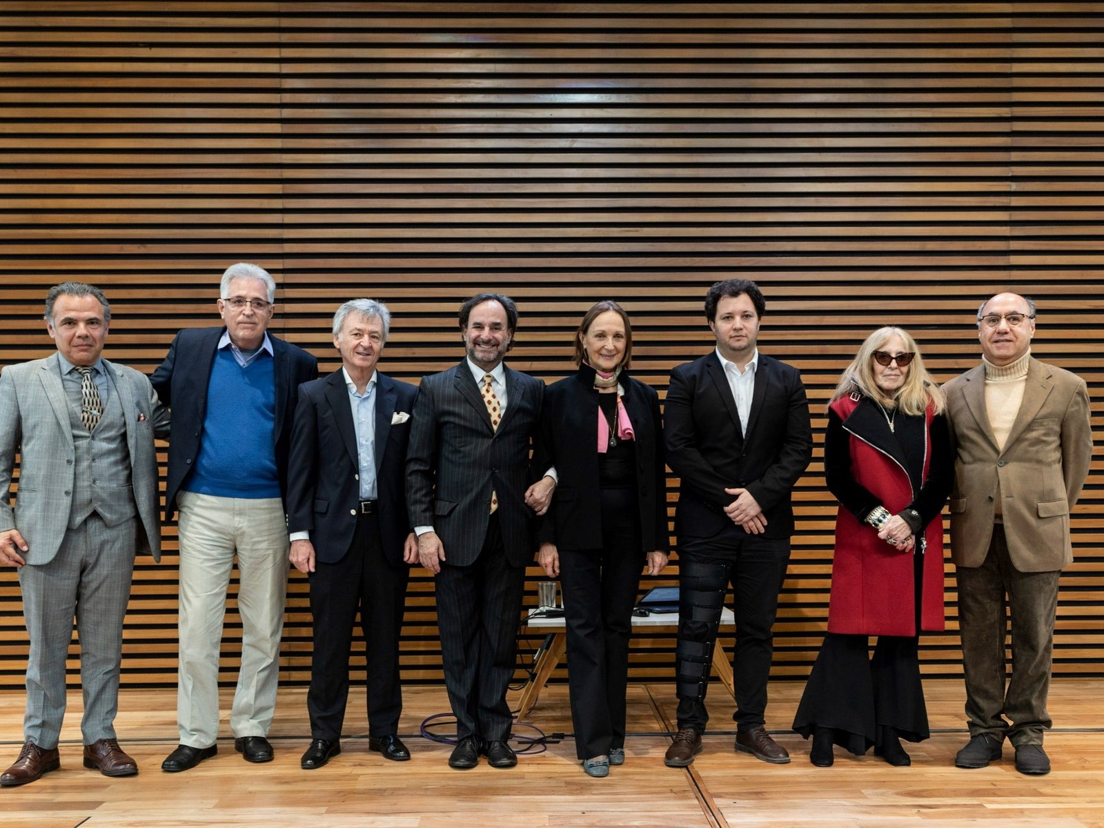 en pausa, becas y concursos
