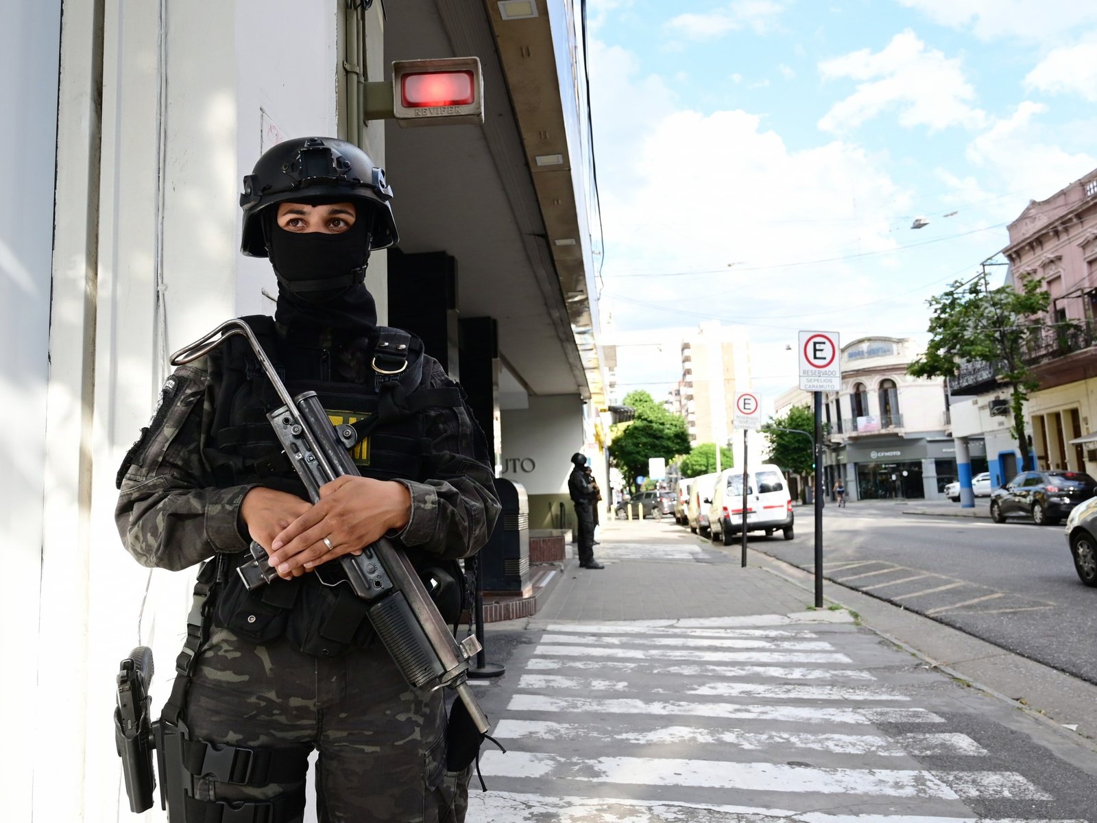 investigan si cortaron la luz para cometer el crimen y apuntan a tres atacantes