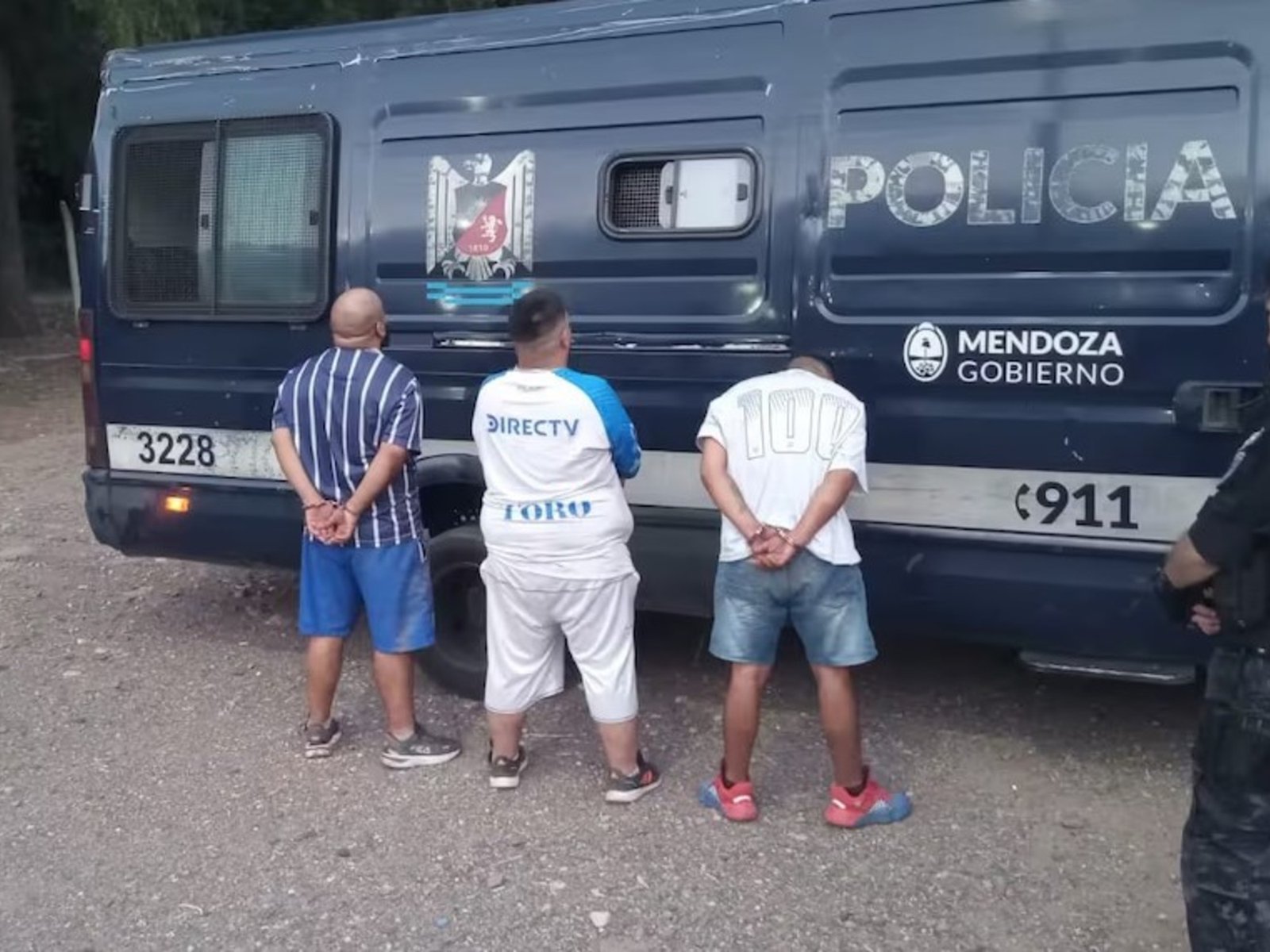 la barra brava de Godoy Cruz se enfrentó con la Policía y tres efectivos resultaron heridos