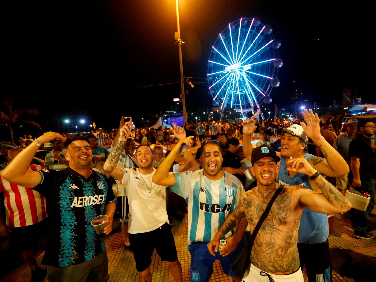 la locura de los hinchas de Racing en el Fan Fest, mientras se espera que lleguen miles más durante la madrugada
