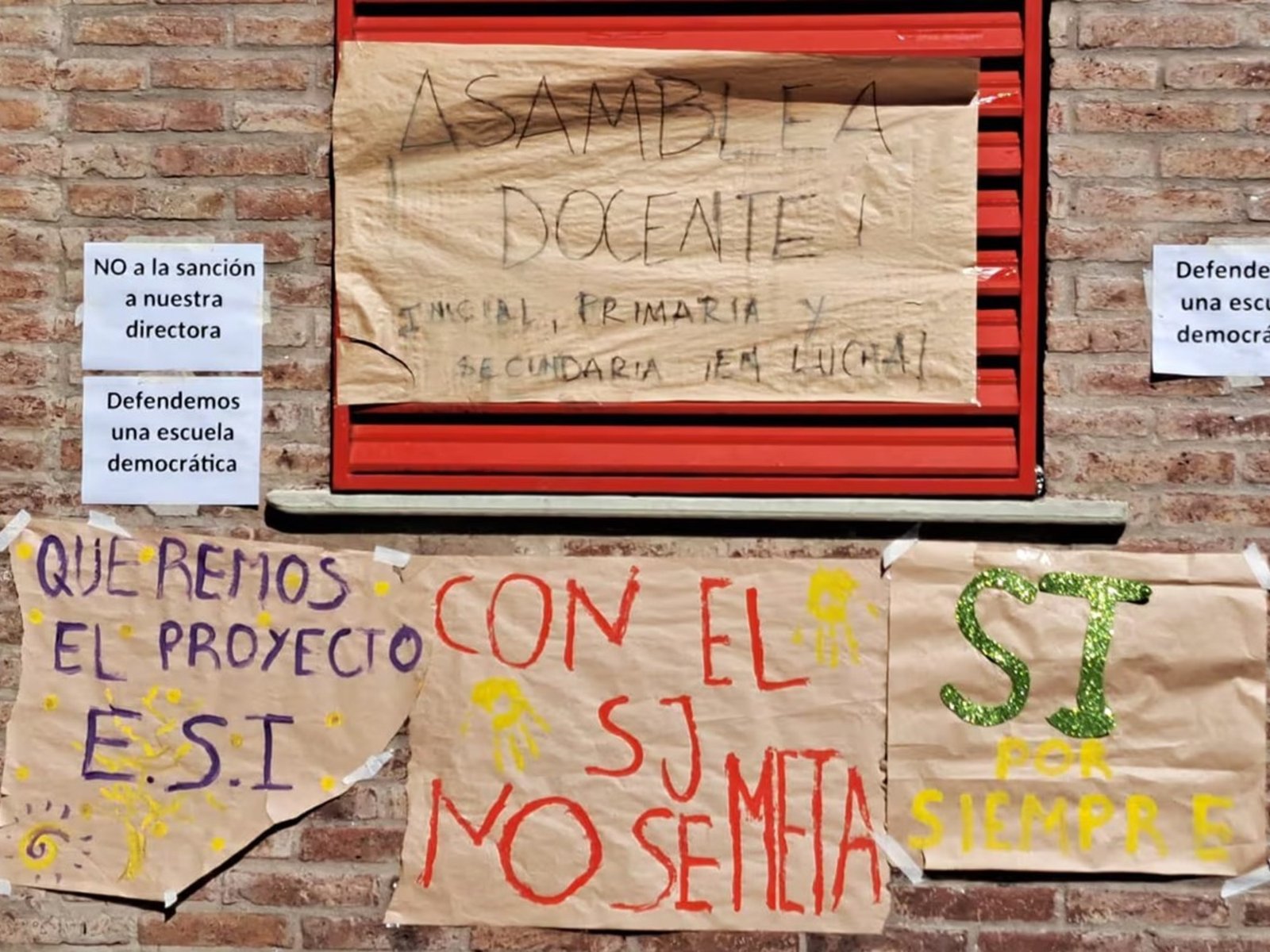 la suspendieron por amonestar a dos alumnos acusados de difundir fotos íntimas de una compañera