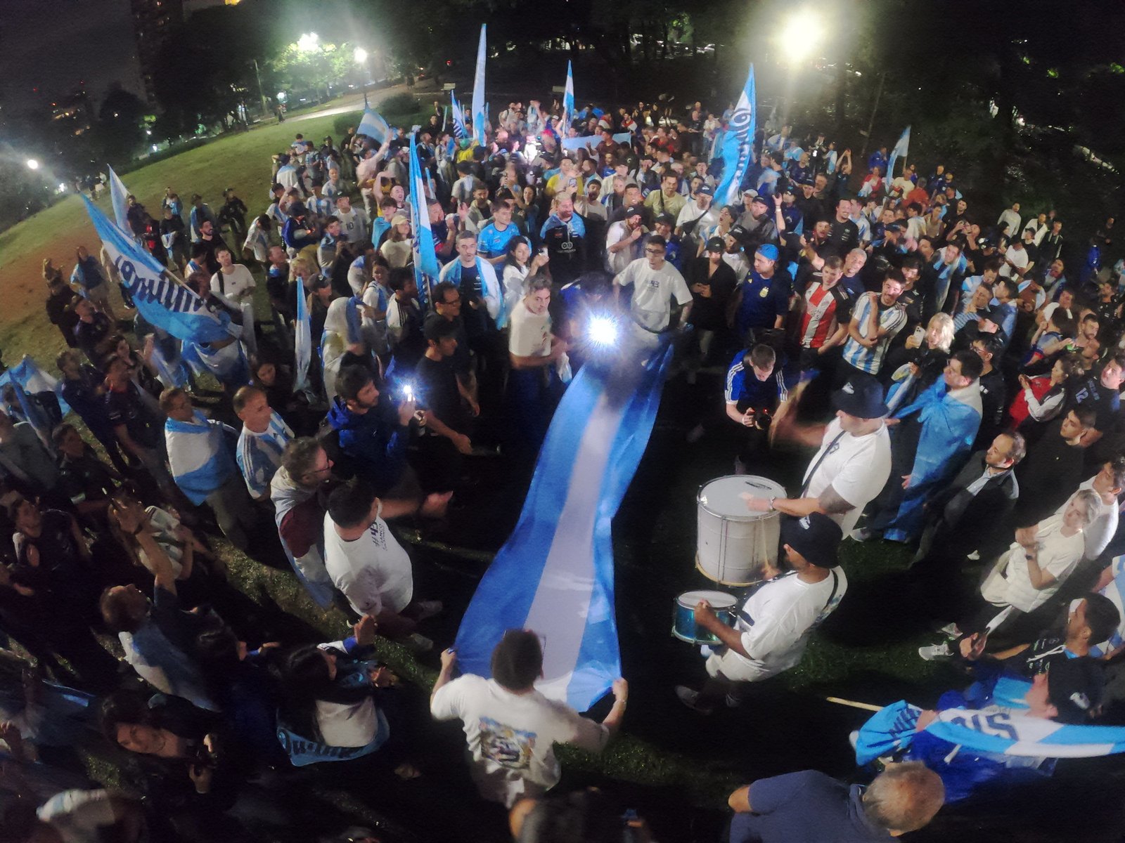los argentinos armaron un multitudinario banderazo en San Pablo y hubo choripán para todos