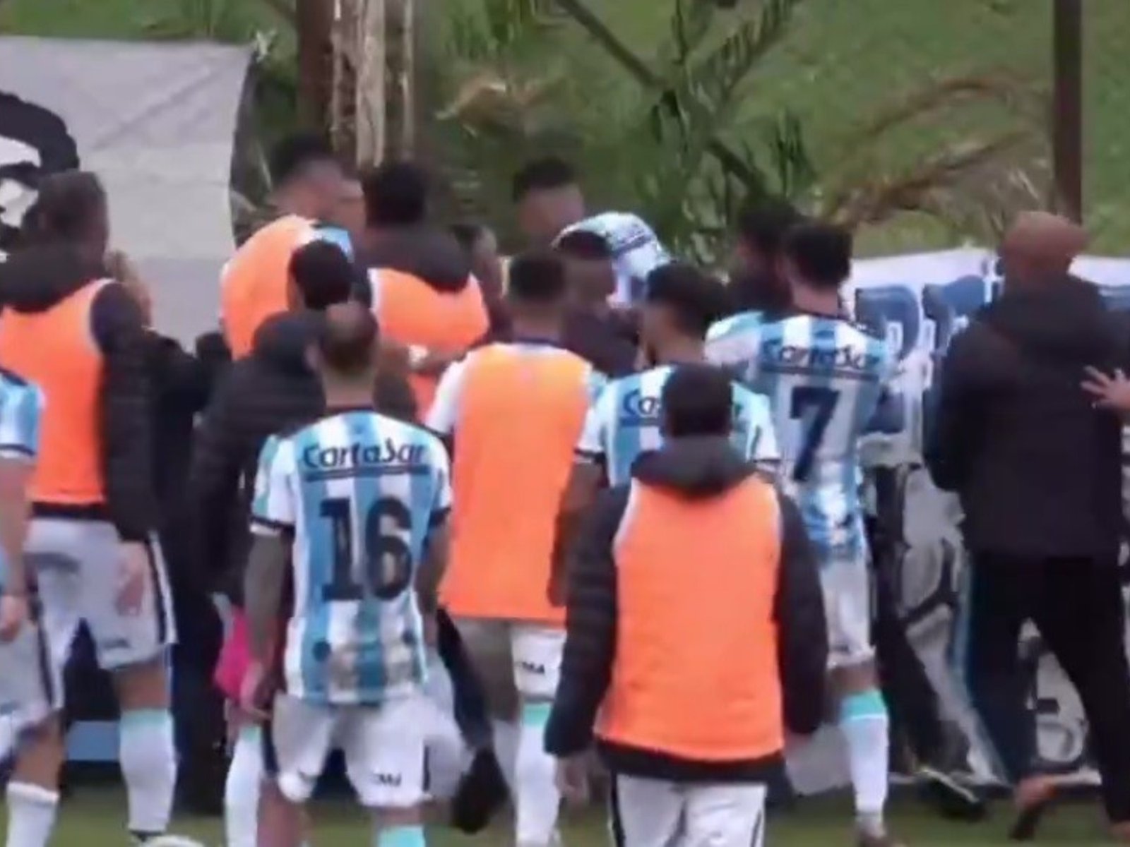 los jugadores de Argentino de Merlo le pegaron a un juez de línea