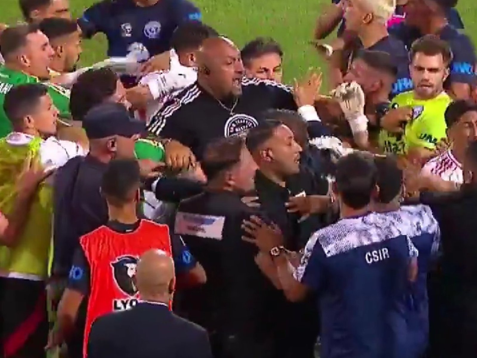 los jugadores de River explotaron contra Villa y Pity Martínez fue a “cazarlo” al vestuario