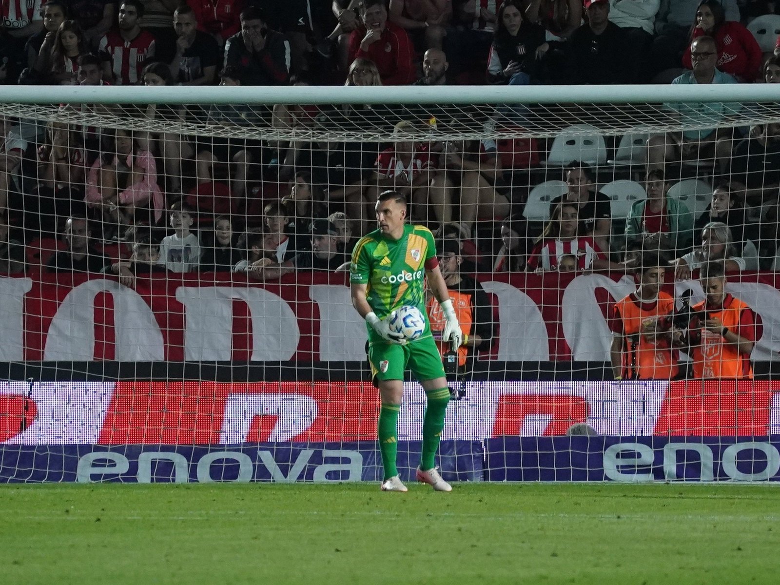 masterclass en los mano a mano y un penal clave para mantener a River en ventaja ante Estudiantes