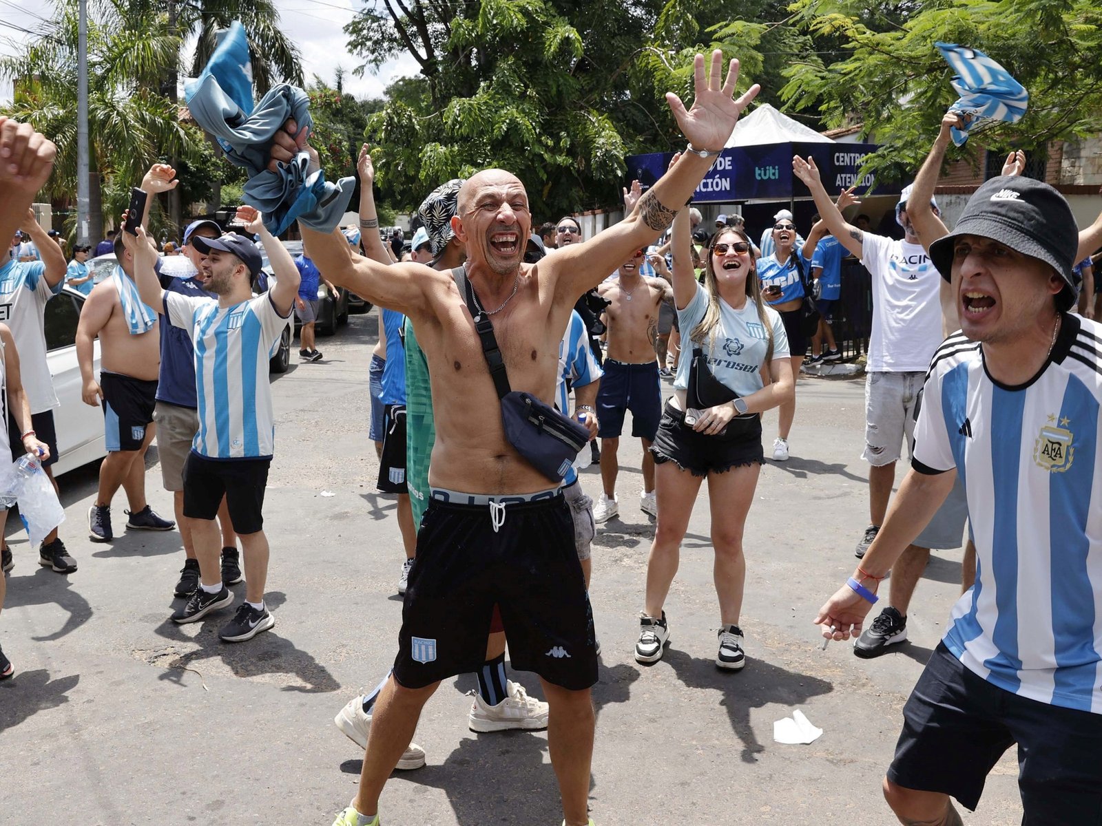 se abrieron las puertas del estadio y los primeros hinchas ingresan a La Nueva Olla