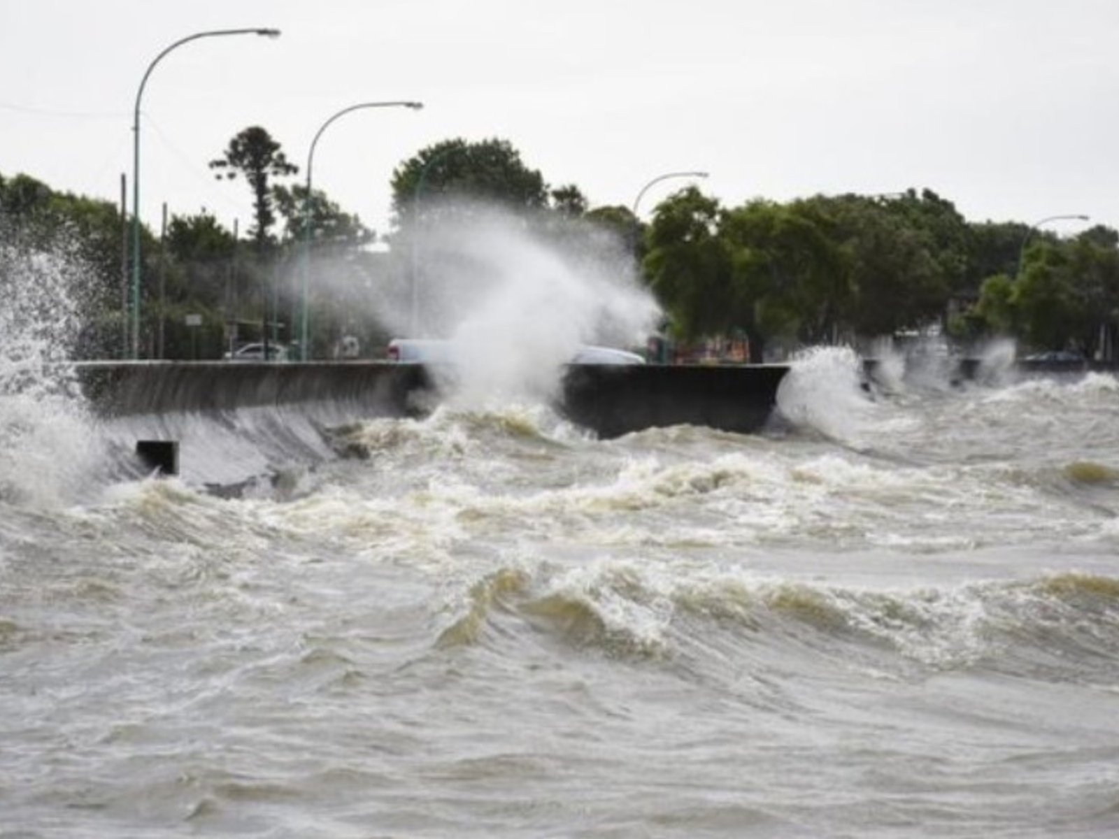 se esperan olas de más de tres metros de altura e inundaciones en zonas costeras