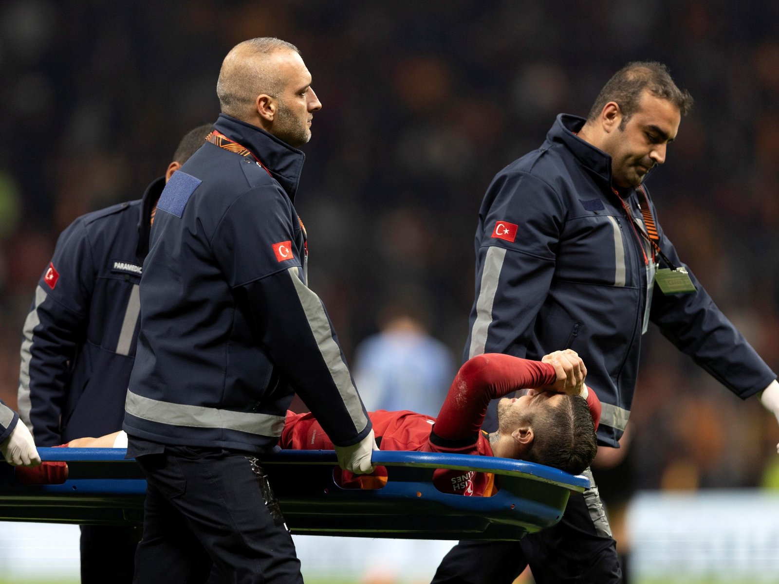 se lesionó en la victoria del Galatasaray por la Europa League y lo retiraron en camilla