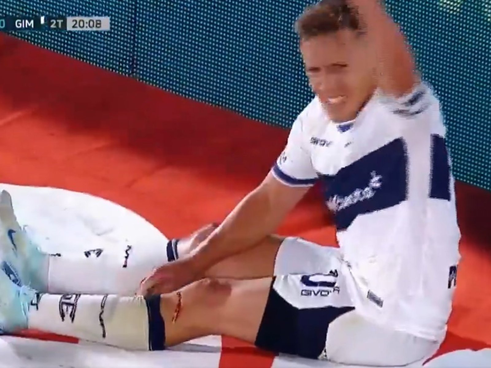 sufrió un corte tras caer sobre una lona y tuvo que dejar la cancha