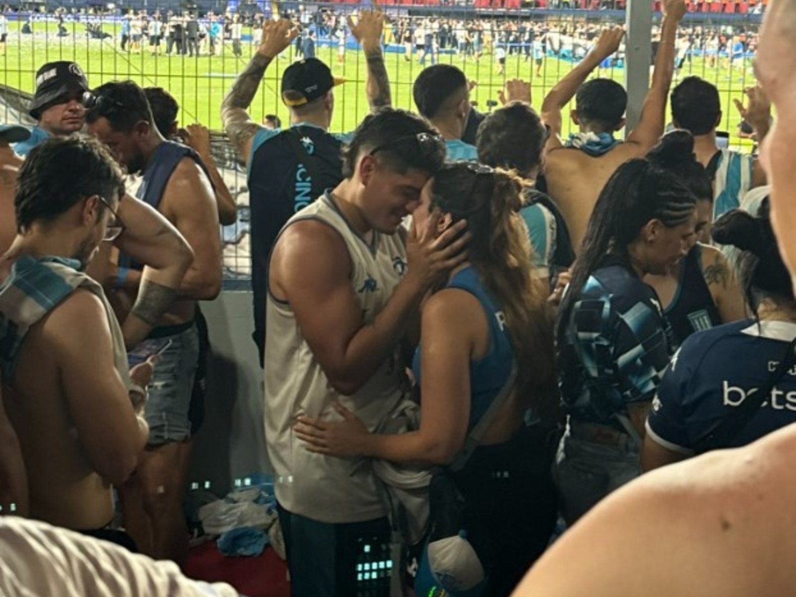 un amor, un reencuentro y una foto viral en medio de la consagración de Racing en Paraguay