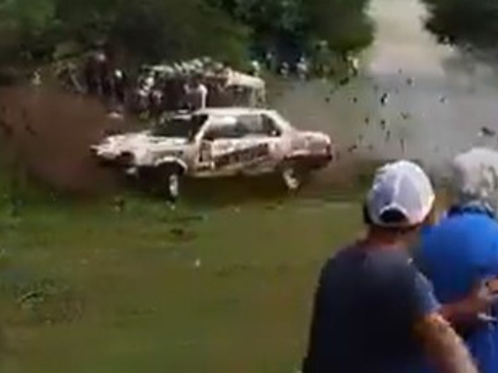 un auto perdió el control y embistió a un camarógrafo