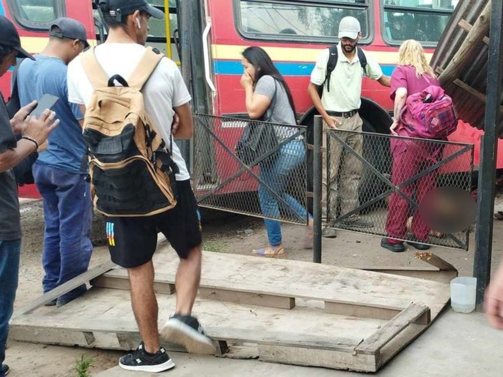 un colectivo perdió el control, mató a una mujer e hirió a varias personas