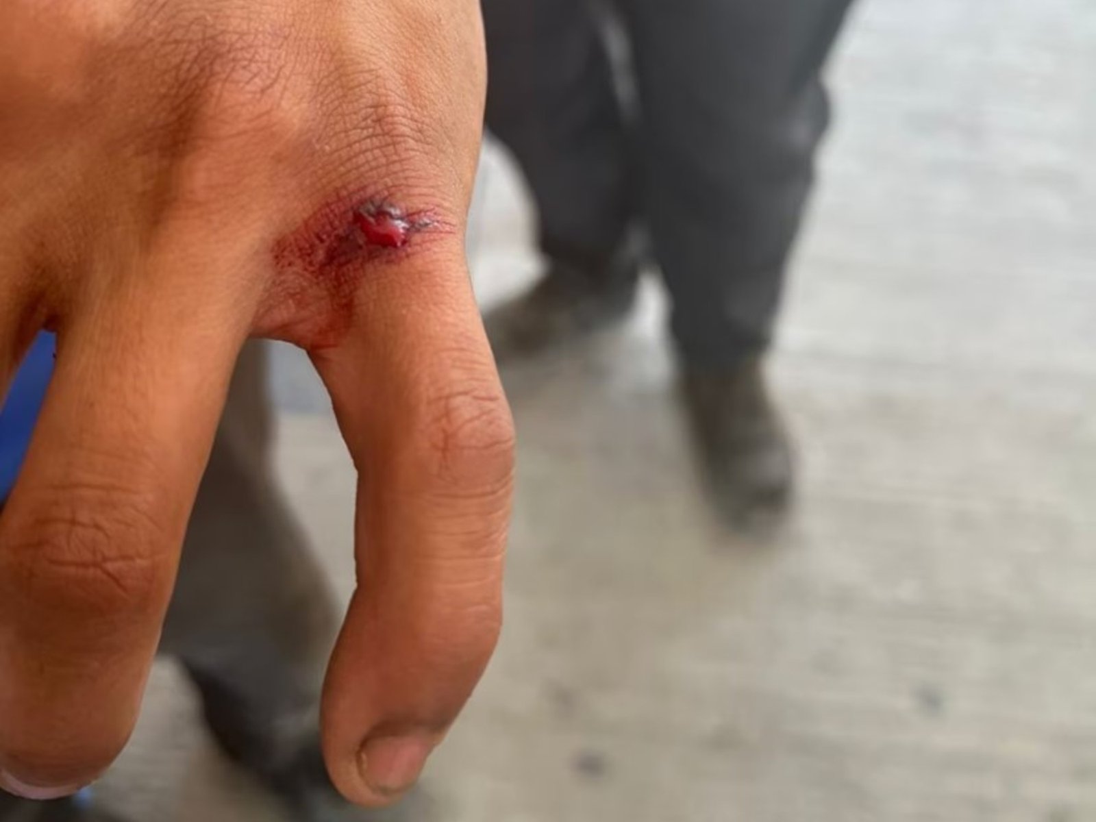 un conductor se cansó de esperar y le disparó a los obreros que reparaban una ruta en Córdoba