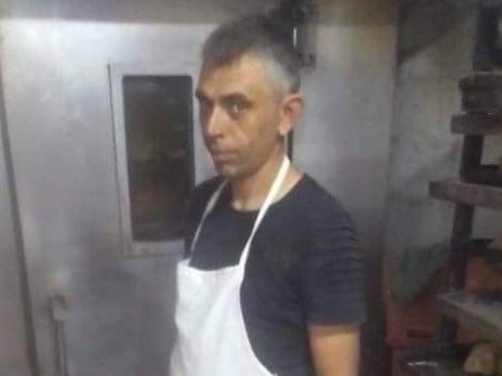 un trapo en la boca y las piernas atadas con una sábana