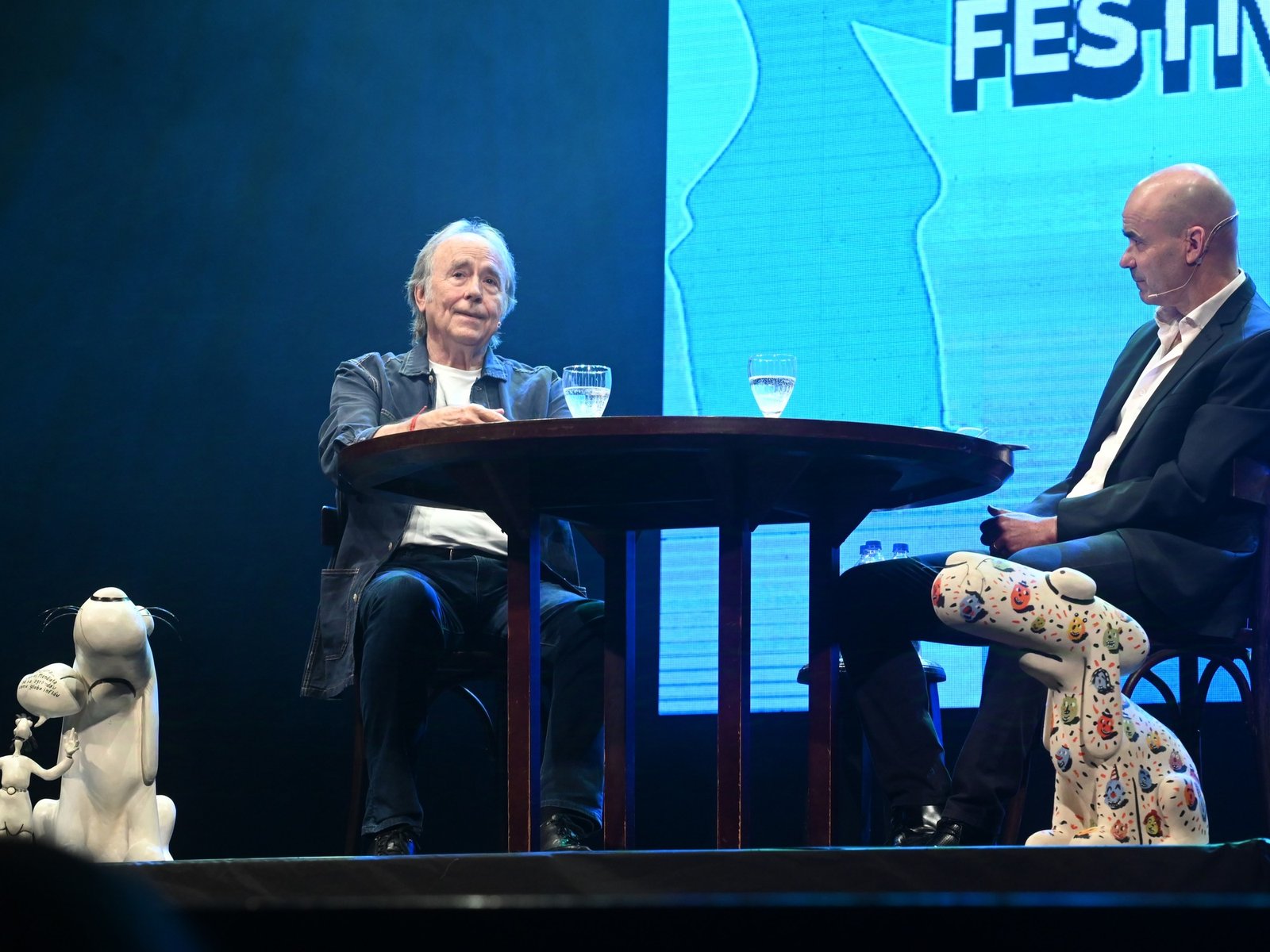 una charla deslumbrante entre Serrat y Sacheri y un anuncio que entusiasma