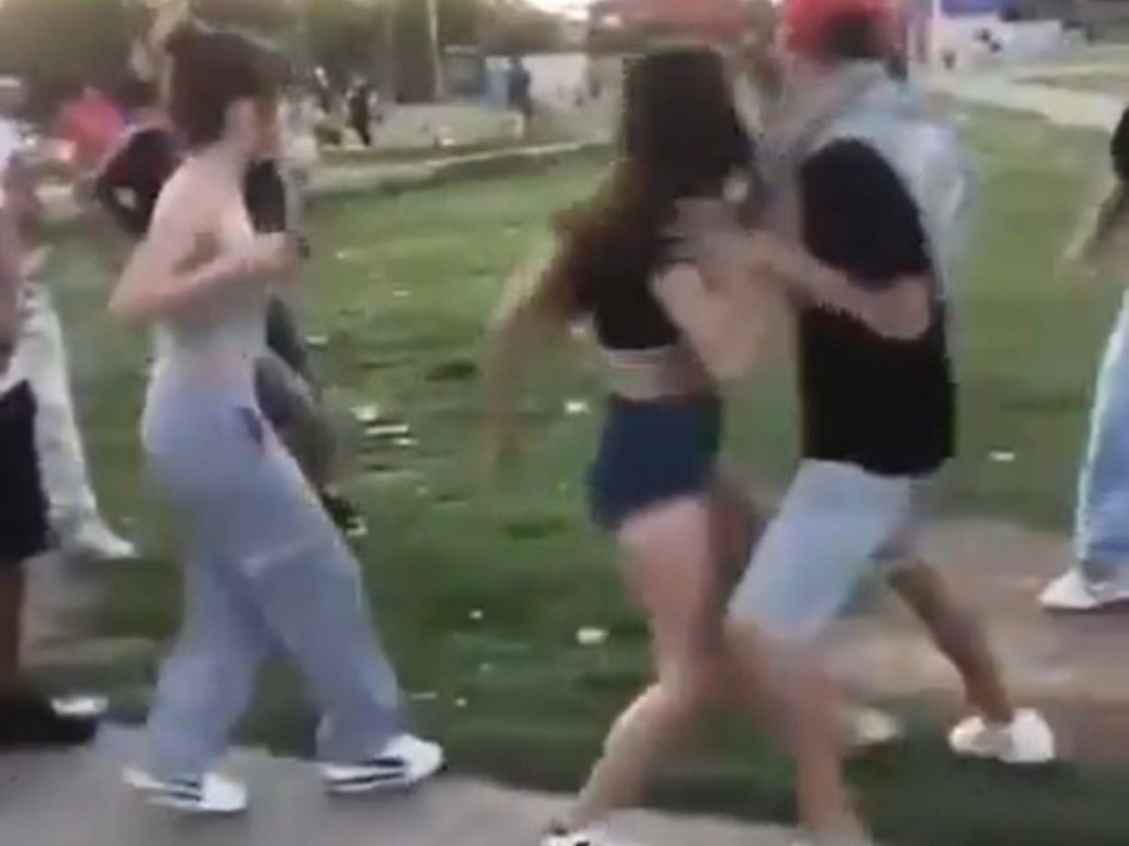 violenta pelea entre adolescentes en una plaza de Merlo