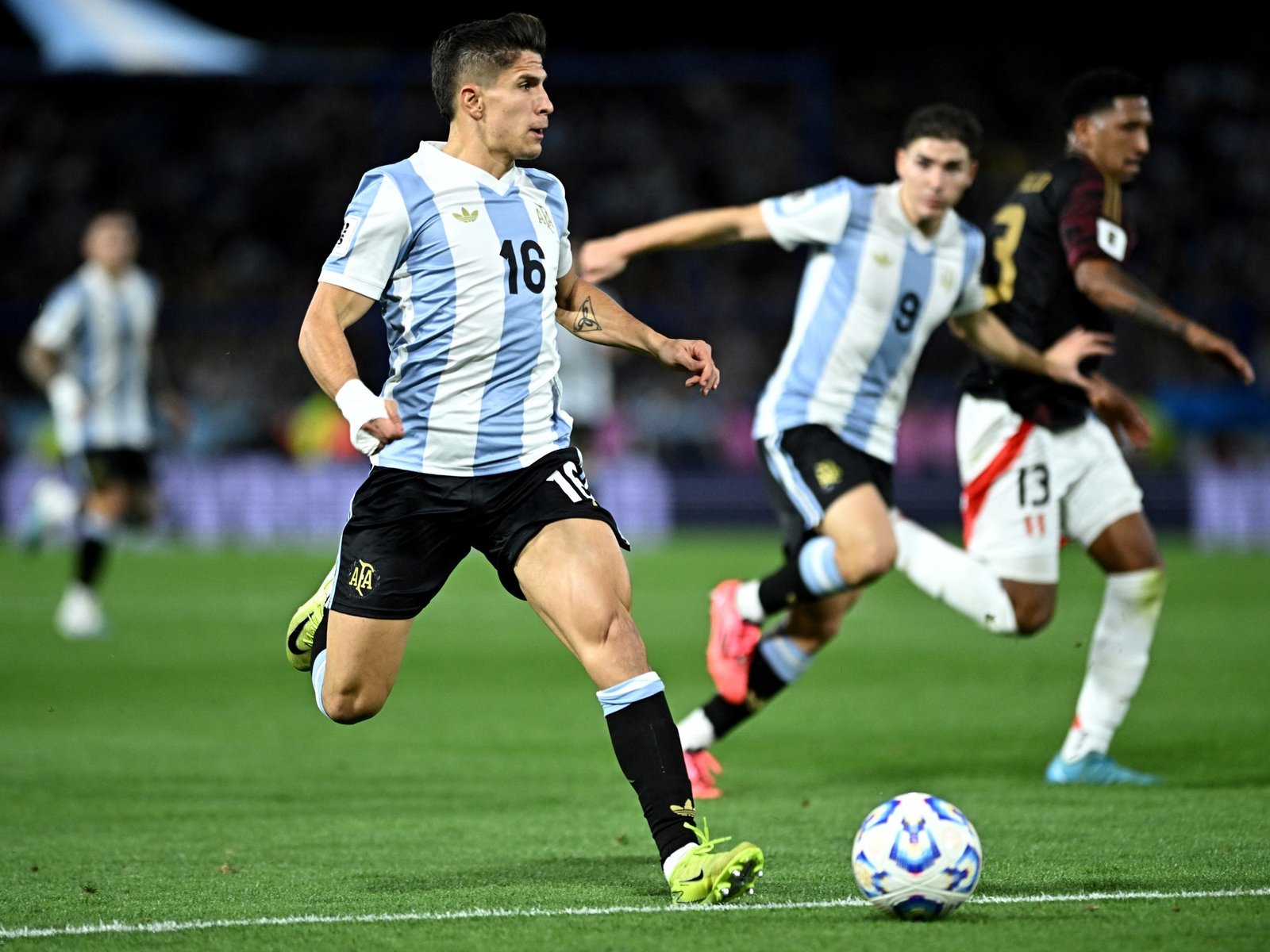 ya son nueve los casos de padre e hijo que defendieron los colores de Argentina, pero lo de Giuliano tiene un condimento extra