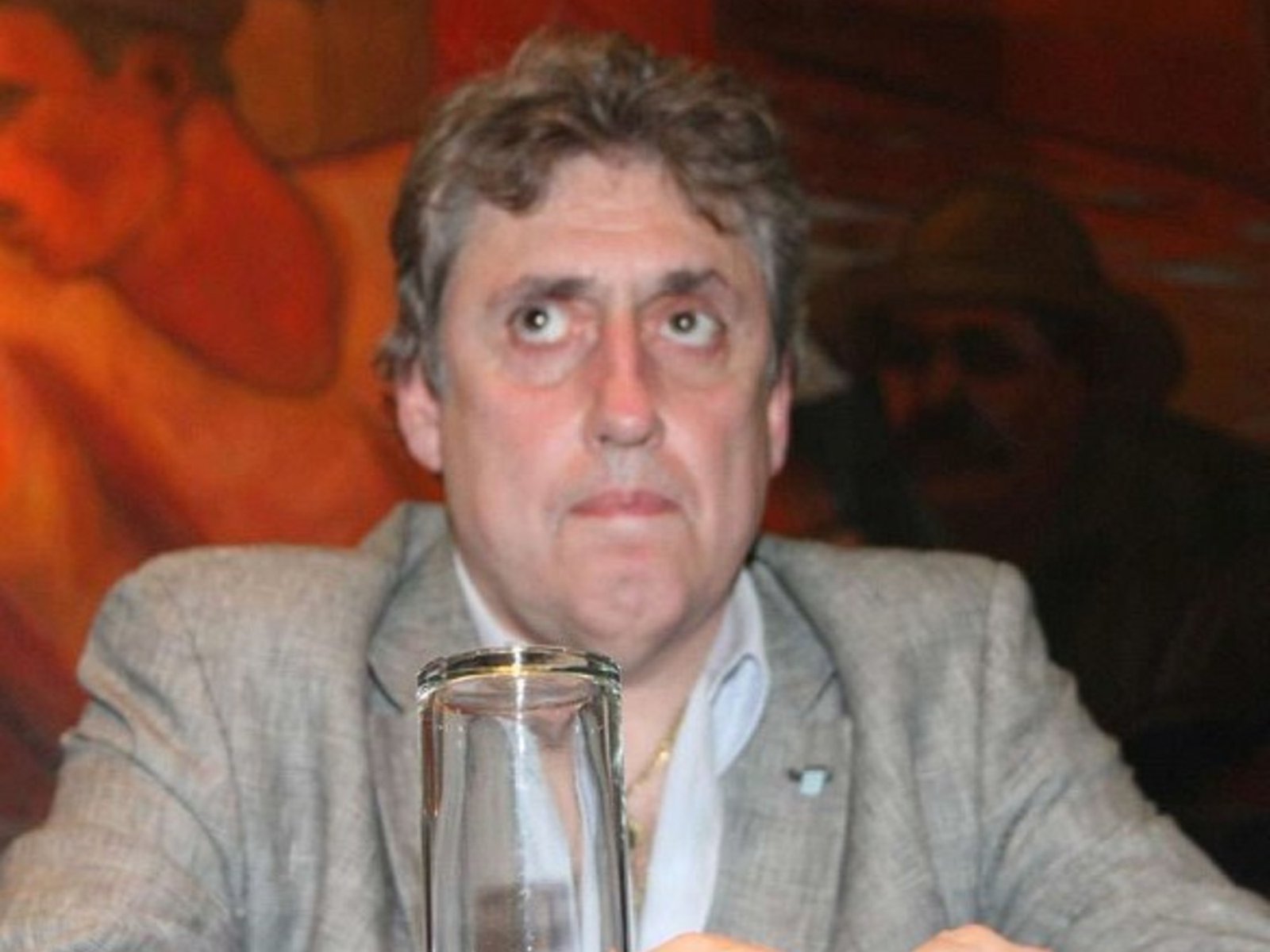 A cinco días de las elecciones en Racing, Miguel Jiménez bajó su candidatura y los socios deberán elegir entre Devia o Diego Milito