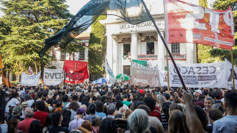 Abrazo y pañuelazo para defender la memoria | Convocatoria en la ex Esma en repudio a los despidos y los recortes en Derechos Humanos