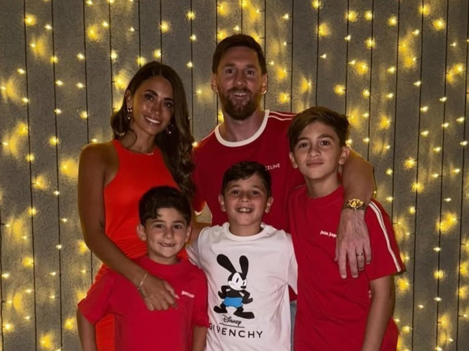 Antonela Roccuzzo compartió las fotos del festejo en familia, con looks en rojo y distintos estilos