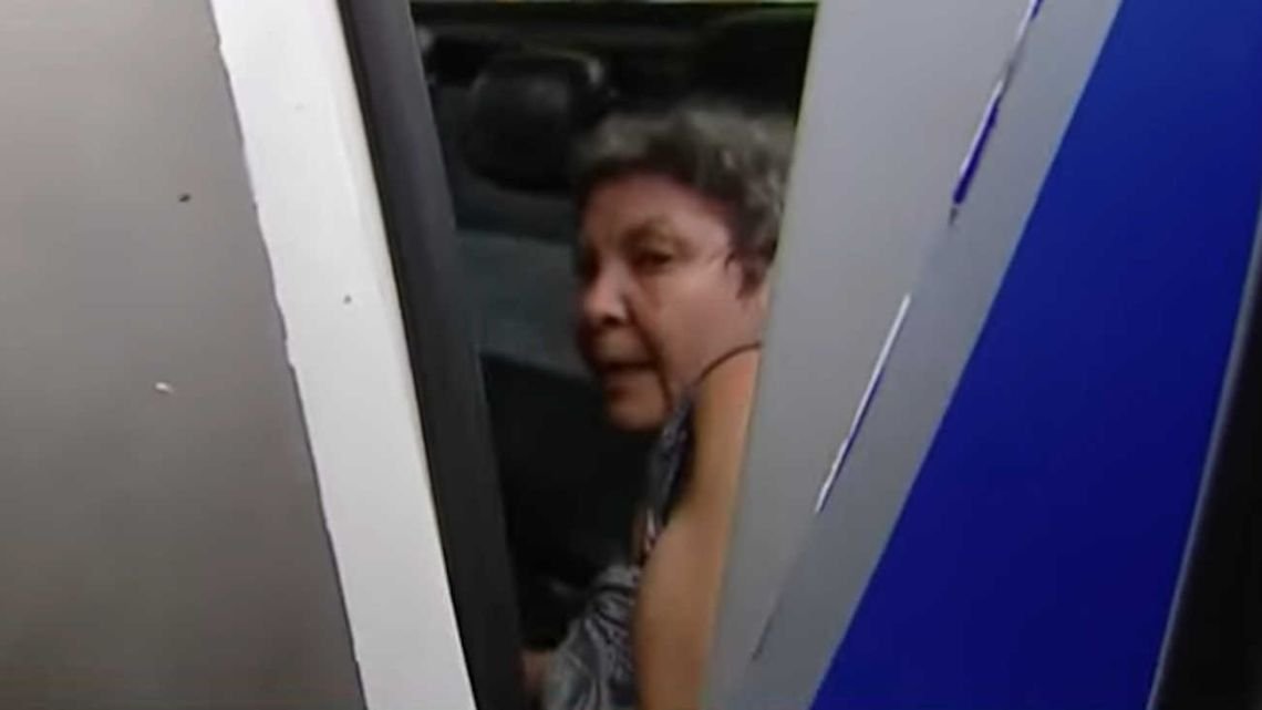 Apedrearon a la esposa del policía retirado que mató a un vecino por el volumen de la música