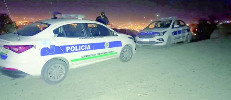 Apedreó la vivienda de una familia y amenazó con “tirotearlos” y prender fuego la casa