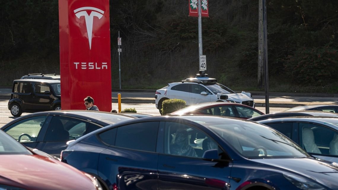 Caen las ponderaciones de Tesla, Meta y Broadcom en el Nasdaq 100