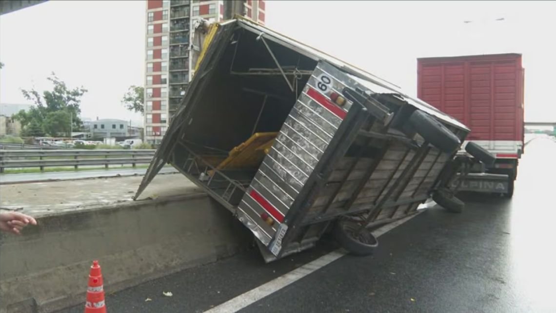 Chocando bajo la lluvia: 7 vehículos, un camión volcado y 12 heridos en la General Paz